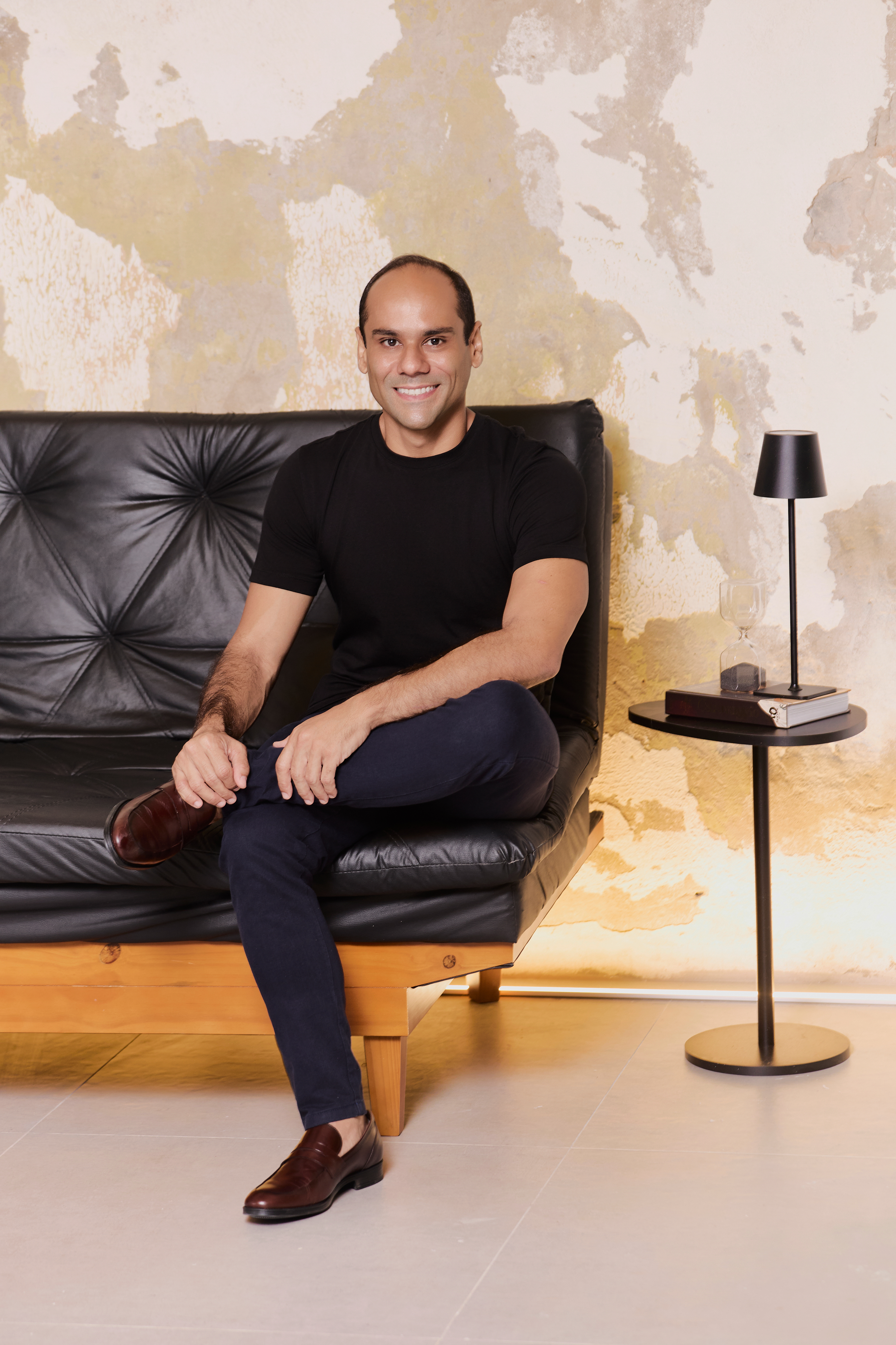 Dr. Cleverton Amorim em seu consultório